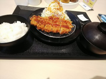 ミヤモト家具　カツ定食